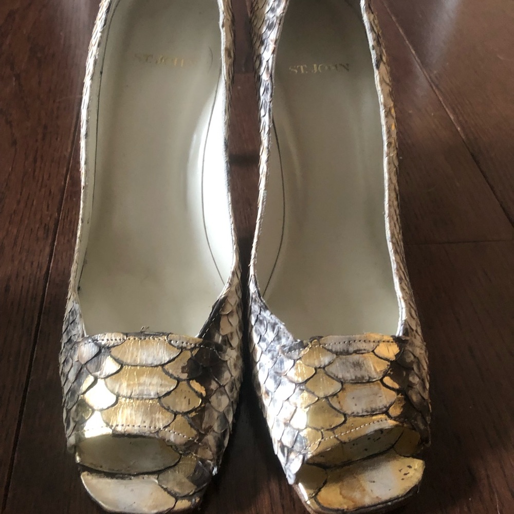Metallic never worn lizard skin  pumps